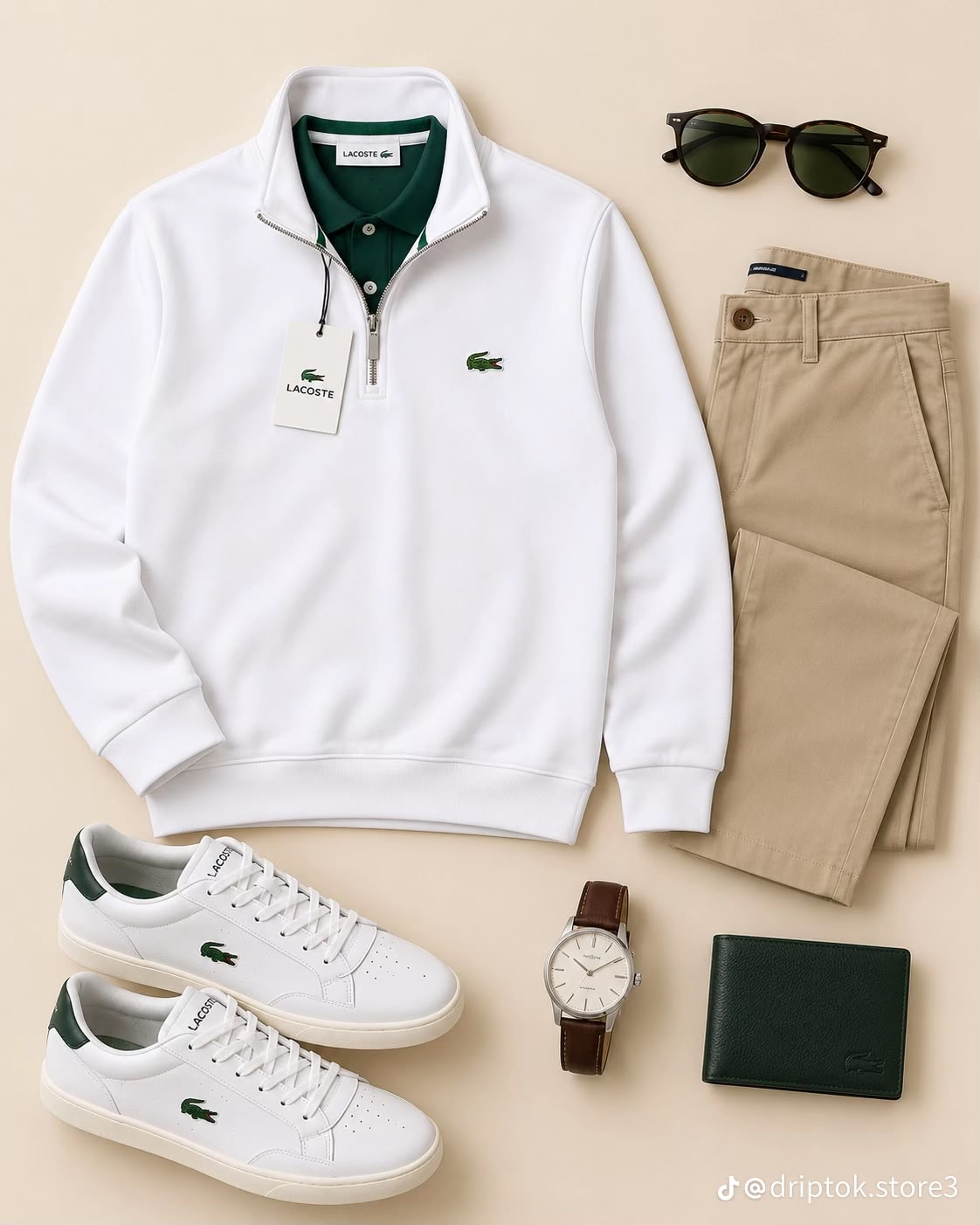 Referencia visual: Medio cierre blanco con polo verde y pantalón beige.